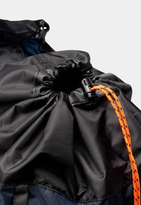 Sac à cordon noir avec un haut froncé, une surface texturée, un cordon accent orange et une fermeture à bascule en plastique sécurisée.