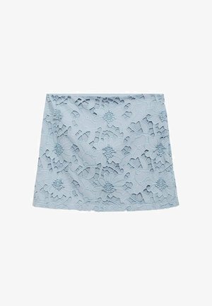 Ljusblå spetsskjol med blommönster, utskärningsdesign och texturerade blommappliceringar, med rak fåll och figursydd passform.