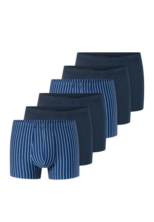 Sei paia di boxer da uomo disposti in fila sfalsata, alternando blu navy tinta unita e blu con righe verticali bianche.