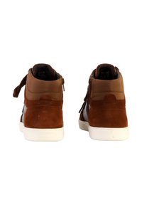 Sneaker alta in suede marrone con suola in gomma bianca, dotata di chiusura con zip e dettagli di texture a contrasto sui lati.