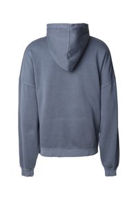 Modrá mikina s kapucňou vo voľnom strihu, rebrovanými manžetami a skrátenou dĺžkou. Mäkká látka s hladkým povrchom, bez viditeľných log.