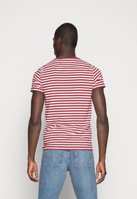Tommy Hilfiger T-shirt básica - rhubarb/bright white