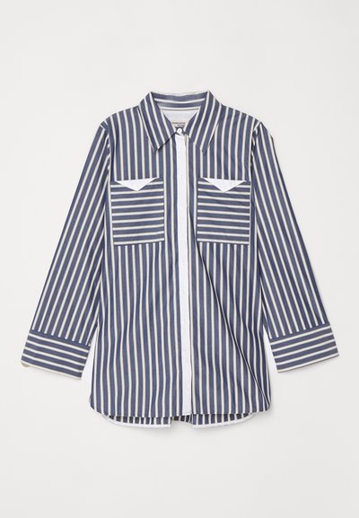 Camicia a righe blu navy e bianca, con colletto, due tasche sul petto e maniche lunghe con polsini a righe.