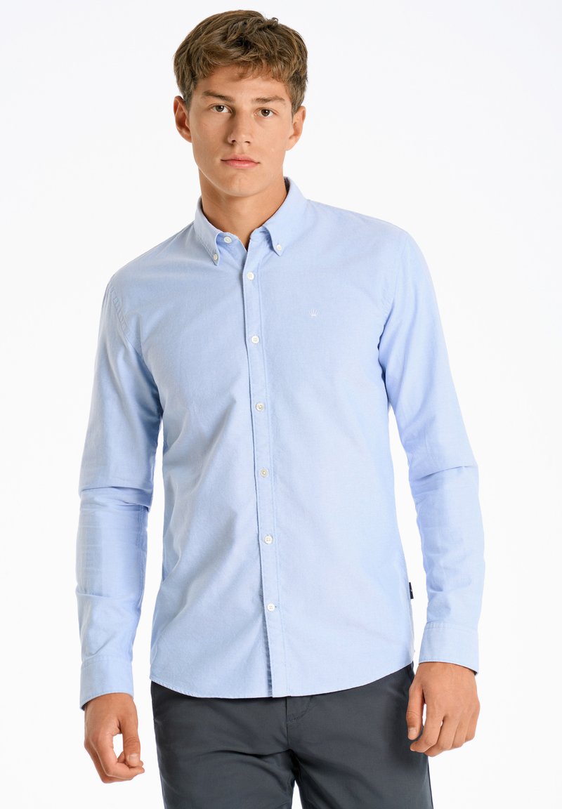 Lichtblauw button-up shirt van katoen, met lange mouwen, een klassieke kraag en een klein logo op de borst. Verstelbare manchetten.