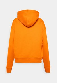 Sudadera con capucha naranja con cordón ajustable, mangas largas y diseño corto. Confeccionada con una tela suave, cuenta con puños y dobladillo acanalados.