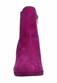 Stivaletto in suede fucsia con una texture liscia, punta rotonda e zip laterale, caratterizzato da un profilo basso e una suola piatta.