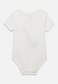 Body branco de manga curta feito de algodão macio. Apresenta um decote redondo e um pequeno logotipo impresso nas costas. Sem padrões ou detalhes.