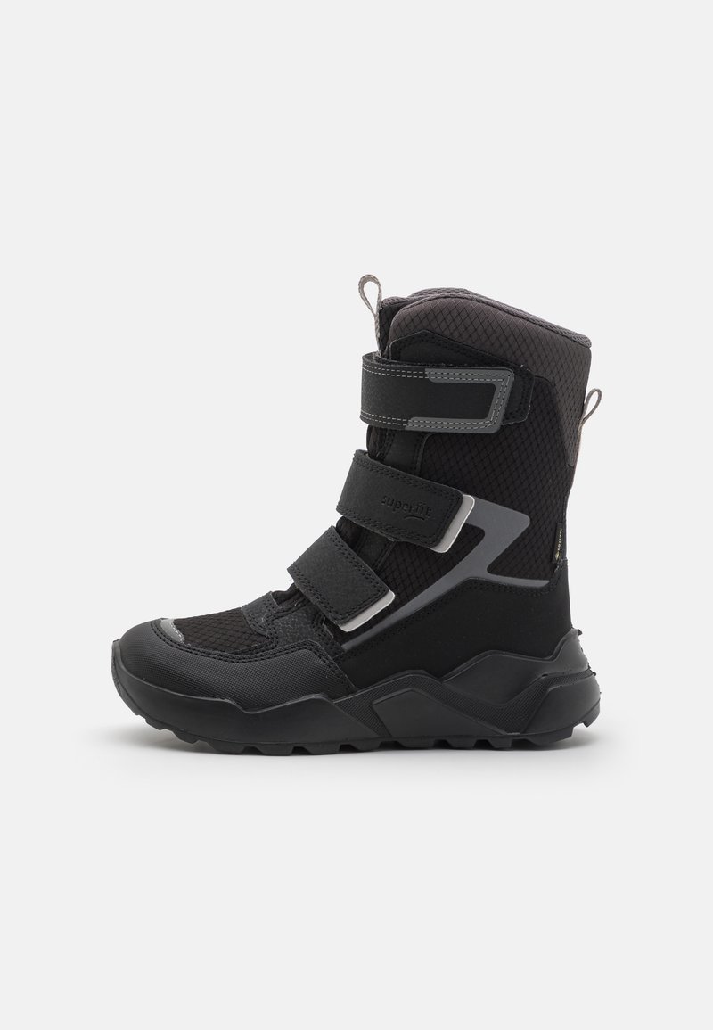 Schwarze Winterstiefel mit einem strukturierten Mesh-Obermaterial, Gummisohle und verstellbaren Klettverschlüssen mit silbernen Akzenten. Robustes, isoliertes Design.