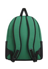 Zelený batoh vyrobený z odolné tkaniny. Má černé popruhy, hladký povrch a horní rukojeť. Jednoduchý design bez dalších vzorů.
