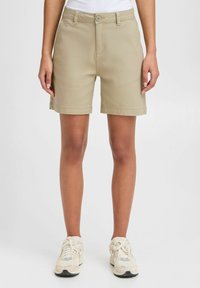 Pantaloni corti kaki con taglio dritto, chiusura con bottone singolo e tasche frontali piatte. Il tessuto ha una superficie liscia e un design casual.