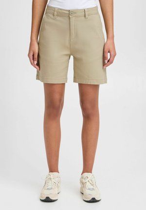 Shorts couleur khaki avec une coupe droite, fermeture à un seul bouton et poches avant plaquées. Le tissu a une texture lisse et un design décontracté.