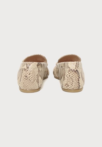 Paire de chaussures plates faciles à enfiler avec texture peau de serpent beige et marron, vues de dos sur fond blanc uni.