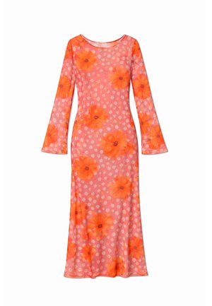 Robe longue rose avec des pois blancs, de grands imprimés floraux orange, des manches longues évasées et un col rond.