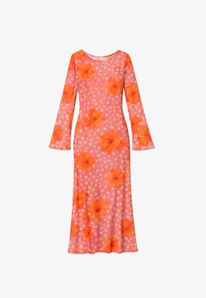 Robe longue rose avec des pois blancs, de grands imprimés floraux orange, des manches longues évasées et un col rond.