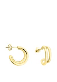 Guldöglor med en slät, glänsande yta; en av örhängena har en dubbel ögla-design. Enkel stift och fjärilsspärr.