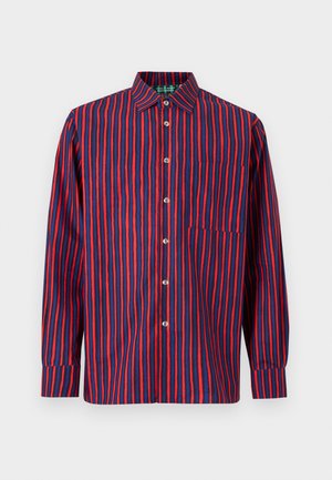 Chemise à manches longues à boutons avec des rayures verticales rouges et bleu marine, un col, six boutons sur le devant, et une poche poitrine côté droit.