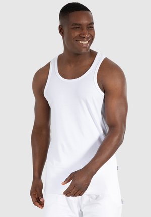 Débardeur en coton blanc avec un col rond et des emmanchures larges. Il présente une coupe ajustée, une texture lisse et un branding subtil au niveau de l'ourlet.