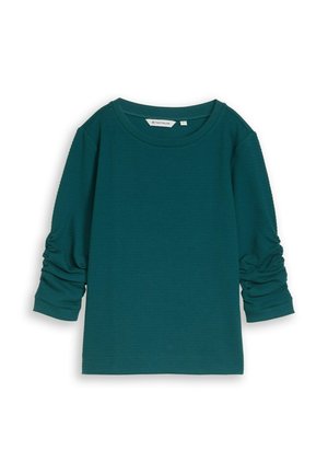 Türkisfarbenes langärmliges Hemd mit gerafften Ärmeln, rundem Ausschnitt und strukturiertem Stoff, flach auf weißem Hintergrund liegend.