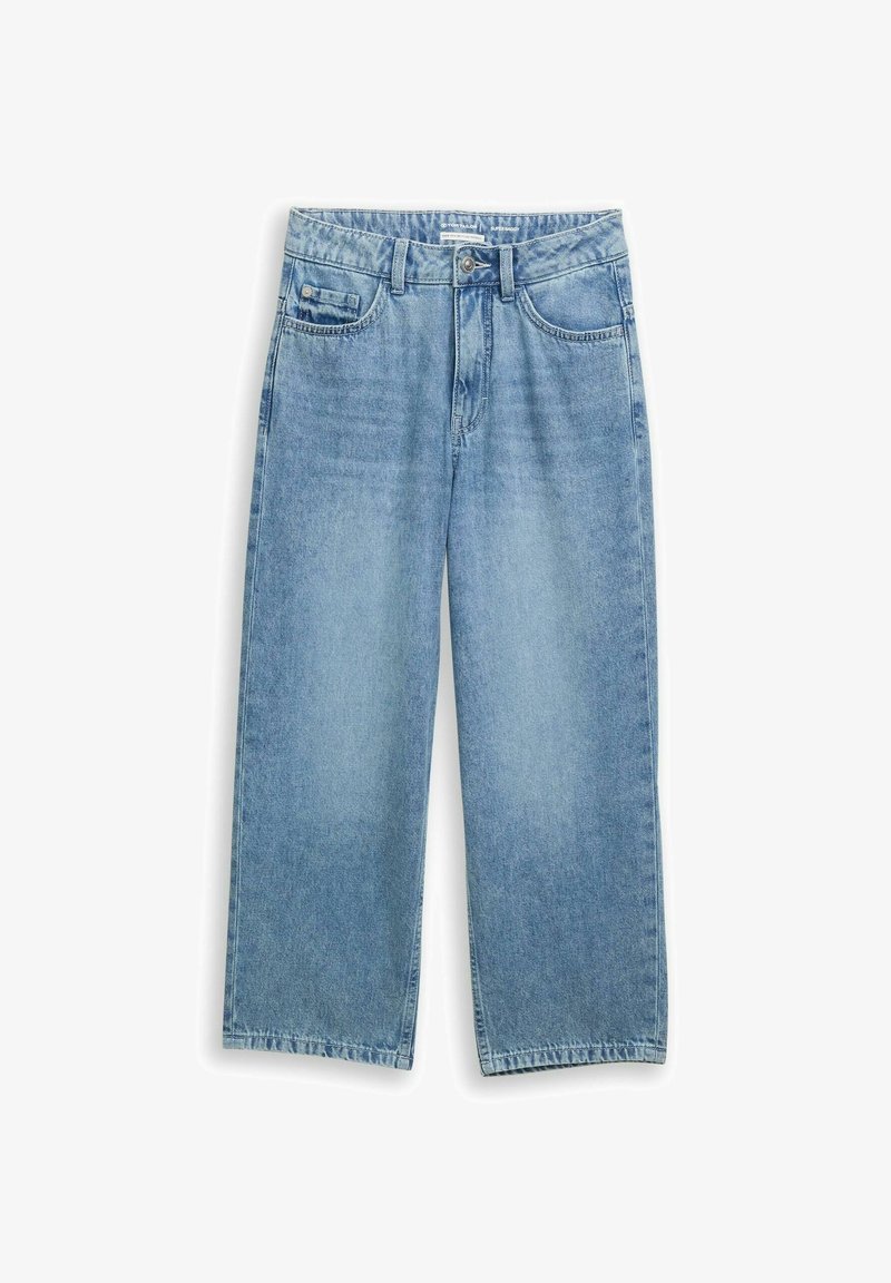 Jeans din denim albastru deschis, cu croială largă, talie înaltă, buzunare frontale și închidere clasică cu nasture. Prezintă o textură netedă și fără modele.