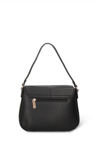 Borsa a mano in pelle nera con superficie testurizzata, tasca frontale con cerniera e una tracolla singola. Presenta dettagli in metallo color oro.