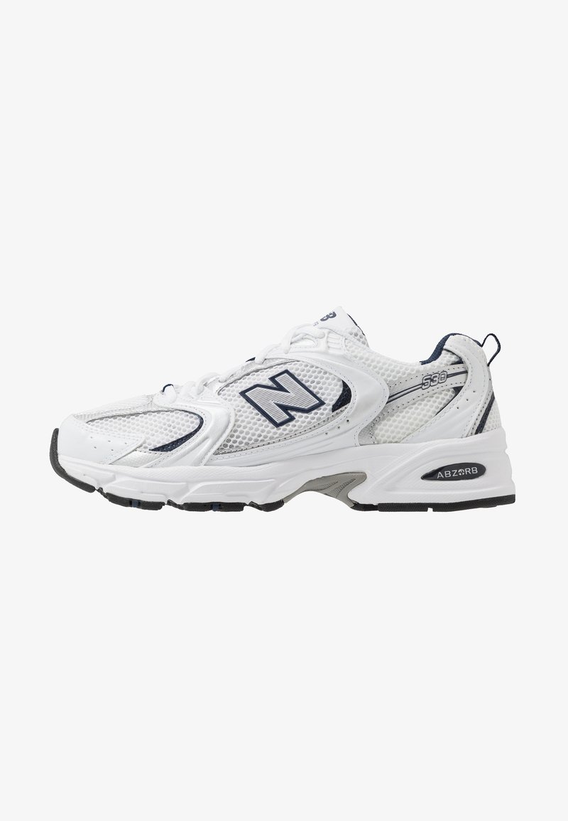 Shoe sportiv alb cu parte superioară din plasă, accente bleumarin și talpă amortizată. Are logo-ul "N", șireturi și detalii texturate pe lateral.