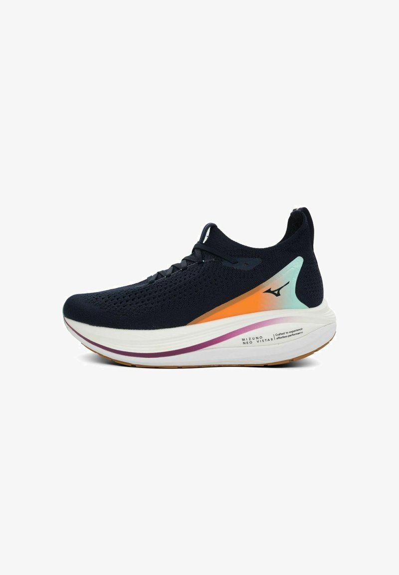 Scarpa da corsa navy con tomaia in rete traspirante, accenti arancioni e teal a contrasto, e una suola intermedia bianca imbottita con una linea viola.