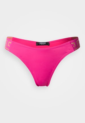 Różowe dno bikini wykonane z gładkiej tkaniny, z elastycznym, oznakowanym paskiem w geometryczny wzór. Klasyczny krój z minimalnym zakryciem.