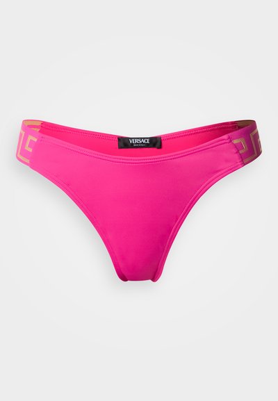 Różowe dno bikini wykonane z gładkiej tkaniny, z elastycznym, oznakowanym paskiem w geometryczny wzór. Klasyczny krój z minimalnym zakryciem.