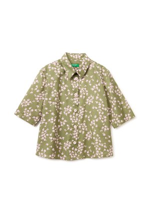 Koszula khaki na krótki rękaw z kołnierzem i guzikami, ozdobiona wzorem małych jasnoróżowych kwiatów.