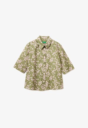 Koszula khaki na krótki rękaw z kołnierzem i guzikami, ozdobiona wzorem małych jasnoróżowych kwiatów.