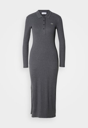 Donkergrijze langwerpige polo jurk met een kraag, knoopsluiting, enkel-lange zoom en een klein groen krokodillenlogo op de borst.