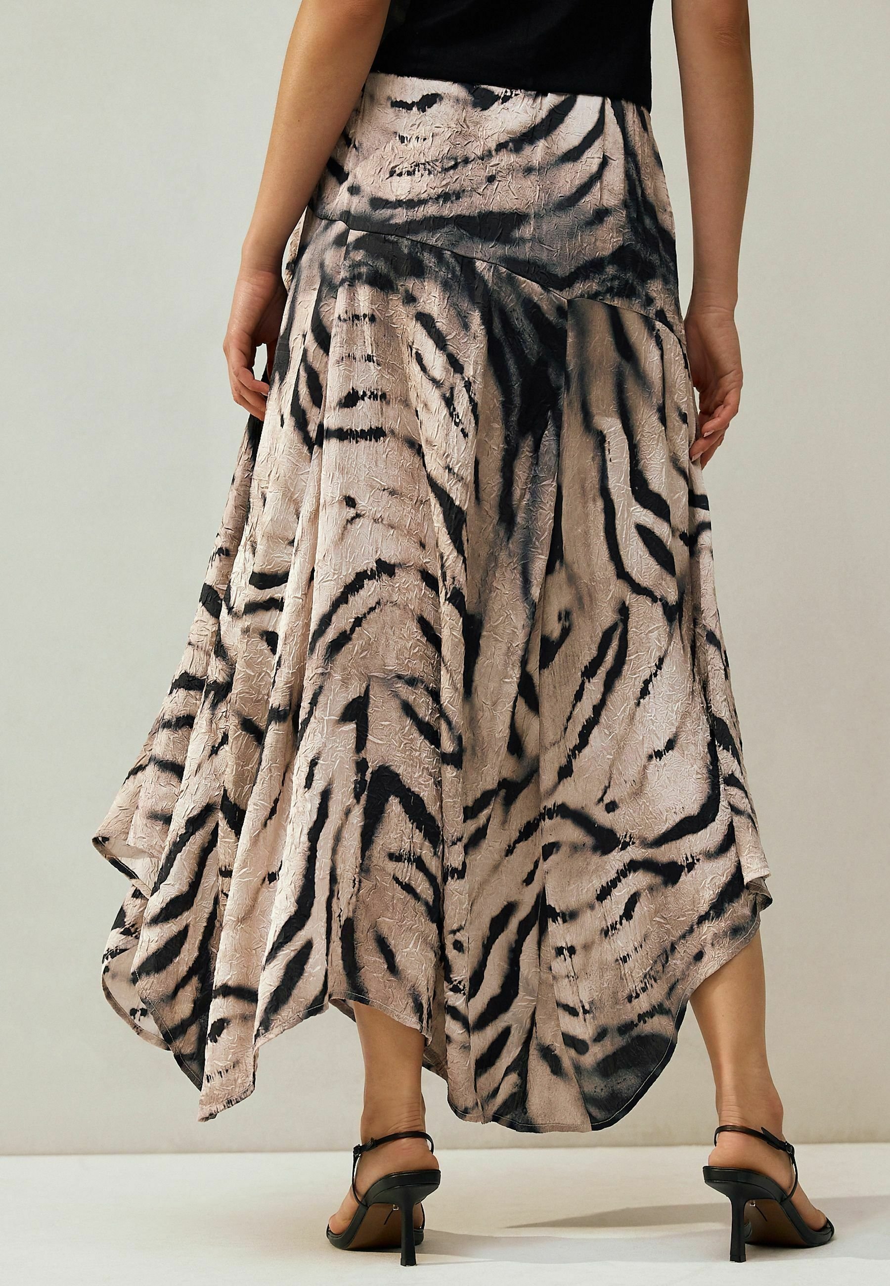 Next CRINKLE ASYMETRIC - Maxi skirt - ecru zebra print/beige - Zalando