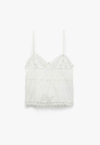 Top de tirantes blanco hecho de una tela con borde de encaje en forma de onda, tirantes ajustables y un diseño en capas. Textura suave con detalles delicados.