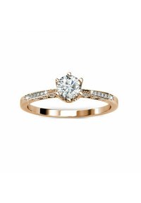 Anello in oro con diamante centrale tondo incastonato a griffe e diamanti più piccoli lungo la fascia. Fascia liscia con finitura lucida.