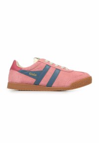 Sneaker rosa in suede con strisce blu, lacci beige e una suola di gomma testurizzata; presenta il marchio sul lato. Design durevole e informale.