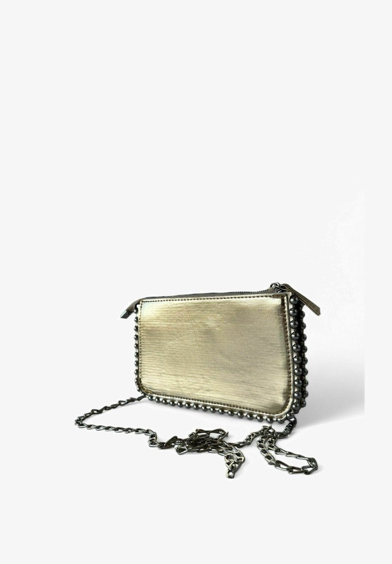 Metallische goldene Clutch-Tasche mit strukturiertem Finish, ausgestattet mit schwarzen Perlenverzierungen am Rand und einem Kettenriemen zum Tragen.