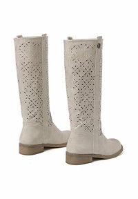 Stivali alti fino al ginocchio in pelle grigia con motivi floreali intagliati, punta arrotondata e suola marrone testurizzata. Design a tacco flat per stabilità.