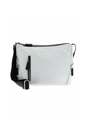 Sac bandoulière gris clair en tissu lisse, avec une fermeture éclair sur le dessus, des accents noirs et une bandoulière réglable avec une boucle en argent.
