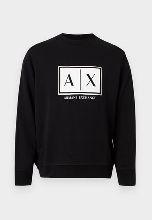 Svart langermet sweatshirt med en hvit rektangulær logo med teksten "A|X" og "Armani Exchange" sentrert på brystet.