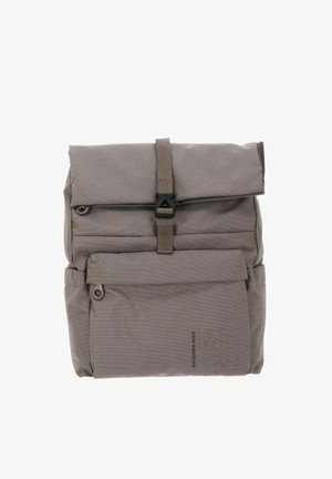 Sac à dos gris en tissu avec fermeture à rabat roulé et boucle réglable, poche avant zippée et motif de surface texturé. Taille environ moyenne.