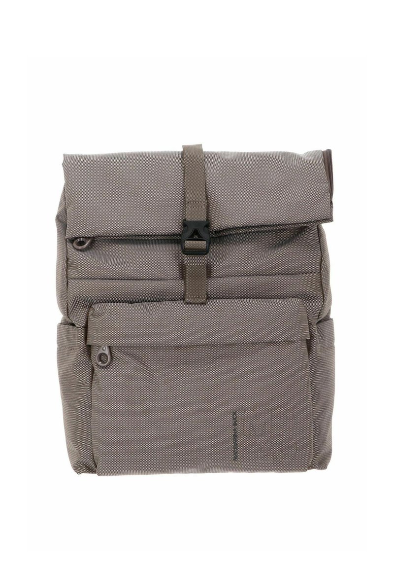 Sac à dos gris en tissu avec fermeture à rabat roulé et boucle réglable, poche avant zippée et motif de surface texturé. Taille environ moyenne.