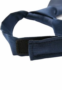 Mörkblå elastisk rem med vävd textur och justerbart svart kardborrefäste. Utformad för att vara lättanvänd i olika tillämpningar.