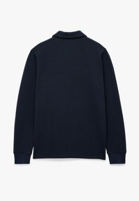 Donker marineblauwe lange mouw pullover van textuur ribgebreide stof. Heeft een omgeslagen kraag en aansluitende manchetten. Eenvoudig, strak ontwerp.