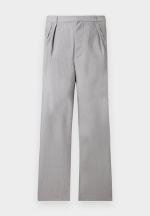 Lichtgrijze recht gesneden broek met voorplooien en ceintuurlussen, afgebeeld tegen een witte achtergrond.