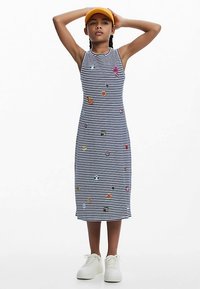 Raidallinen hihaton mekko laivastonsinisellä ja valkoisella, jossa värikkäitä kirjailtuja kirjepaloja. Kangas näyttää pehmeältä; polvipituinen ja istuva malli.