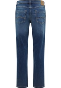 Vaqueros de mezclilla azul con patas rectas, dos bolsillos traseros con detalles de costura y una etiqueta de marca de cuero marrón en la cintura.
