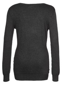 Sweter z długim rękawem w ciemnoszarym kolorze dzianiny. Charakteryzuje się szerokim dekoltem i dopasowaną sylwetką, z prążkowanymi mankietami i dołem. Gładka faktura.