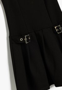 Zwarte jurk van zachte stof, met een uitlopende rok, gesloten accenten bij de taille en een gladde textuur.