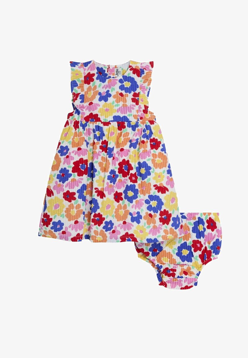 Souprava květinových šatů s bezramínkovým designem, volánovými akcenty, vícebarevnými květinami na pruhovaném růžovém pozadí a odpovídajícími kalhotkami.