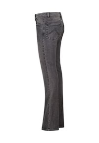 Jeans de mezclilla gris con un diseño ajustado, piernas acampanadas y bolsillos traseros clásicos con un patrón de costura distintivo.
